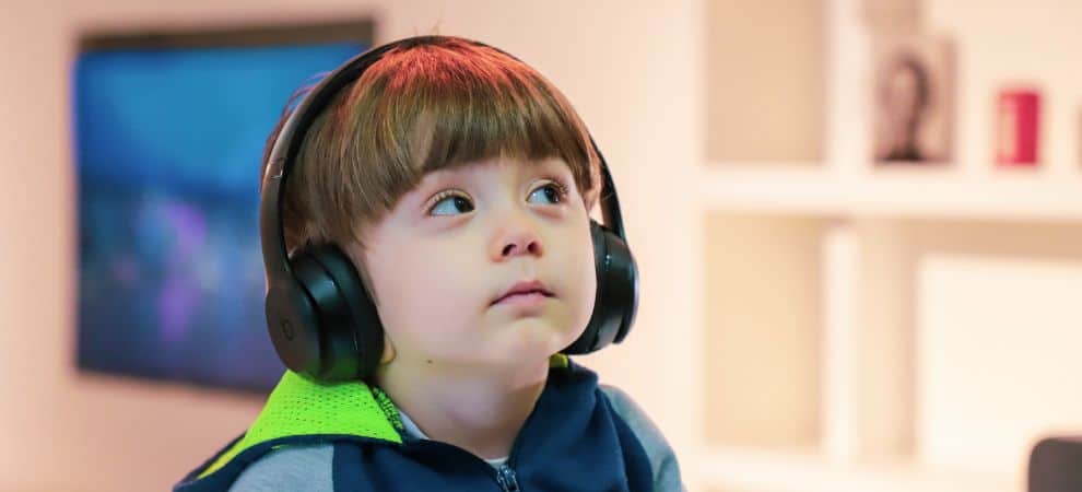 Child listening to Spanish songs for children 